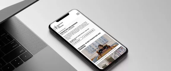 Pinakothek der Moderne Website auf Smartphone