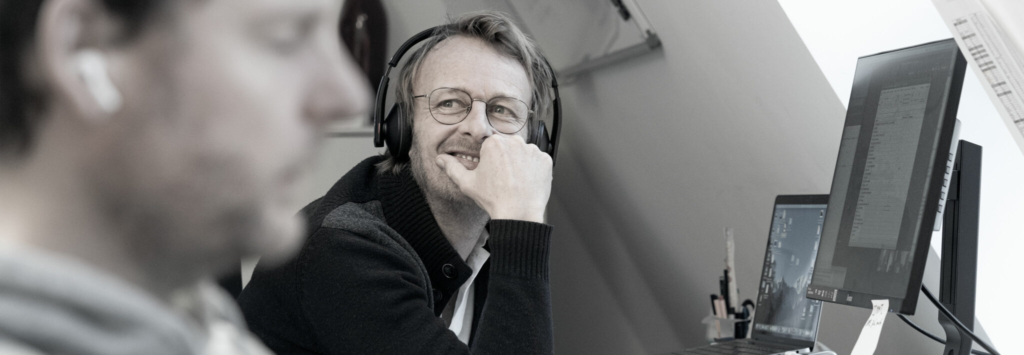 Mann mit Headset im Büro