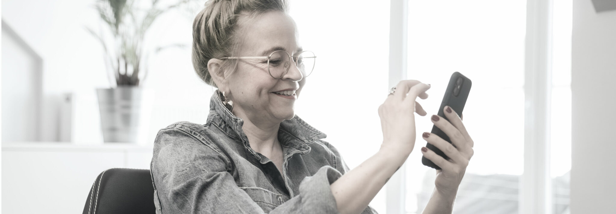 Frau mit Smartphone in der Hand