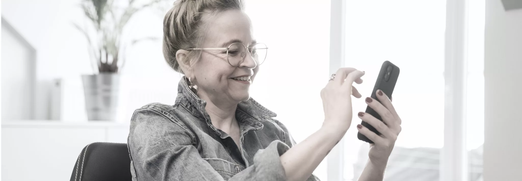 Frau mit Smartphone in der Hand