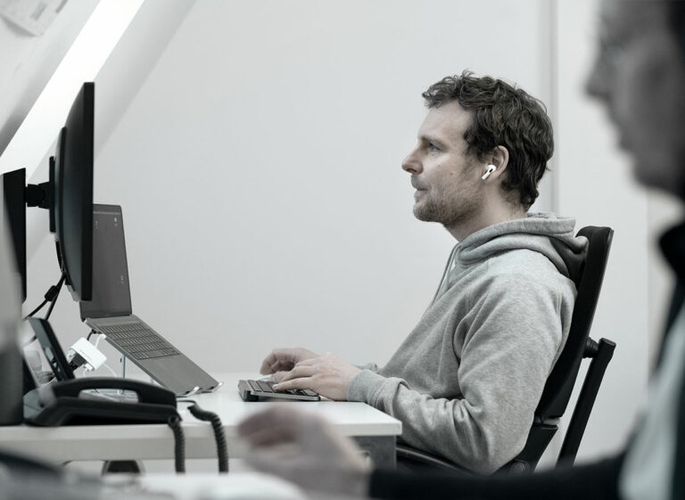 eine Person am Arbeitsplatz im Büro