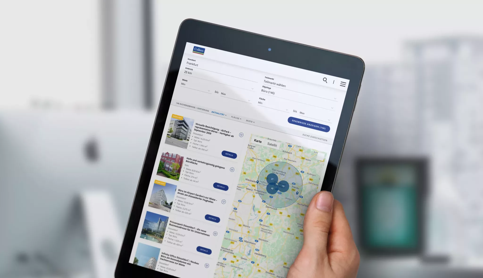 Eine Person hält ein Tablet in der Hand, auf dem die Colliers Objektsuche angezeigt wird, mit Immobilienangeboten auf der linken Seite und einer Karte mit markierten Standorten auf der rechten Seite.