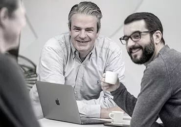 Drei Mitarbeiter der Digitalagentur Schalk & Friends beim Meeting