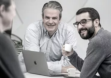 Drei Mitarbeiter der Digitalagentur Schalk & Friends beim Meeting