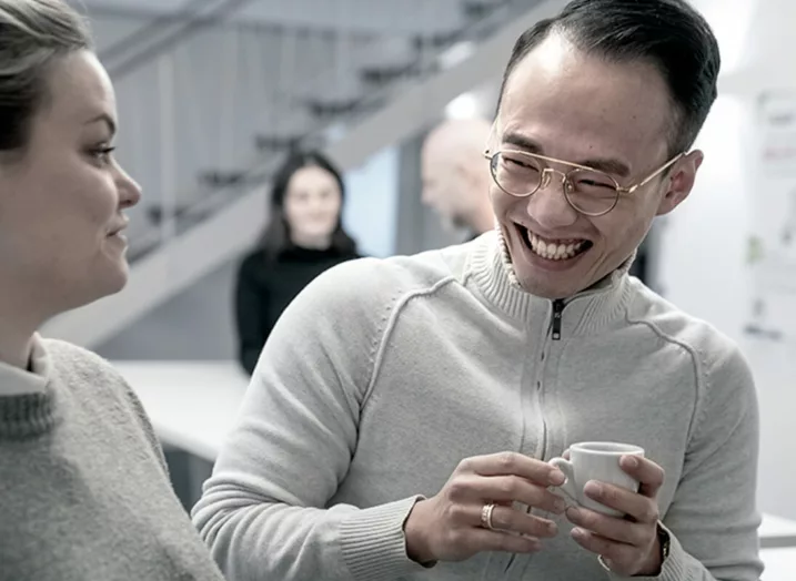 Zufriedene Mitarbeiter der Agentur Schalk & Friends bei einer Kaffepause
