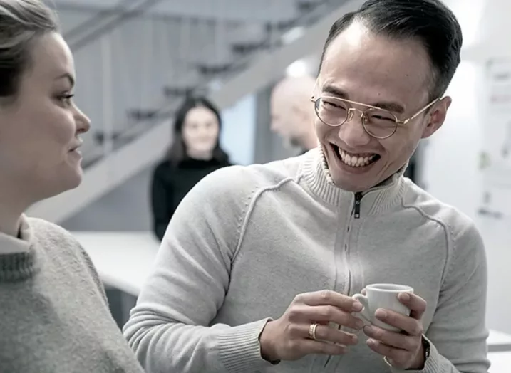 Zufriedene Mitarbeiter der Agentur Schalk & Friends bei einer Kaffepause