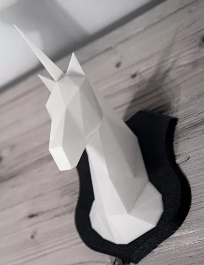 Von der Kreativ-Agentur Schalk & Friends gestalteter Einhornkopf an der Wand