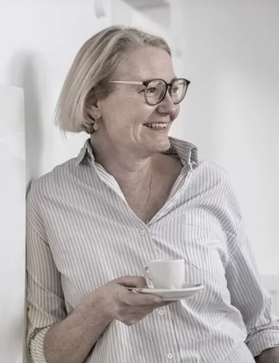Agentur-Mitarbeiterin von Schalk & Friends nach Marketing-Meeting bei der Kaffeepause