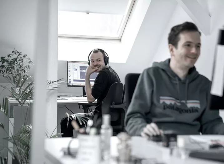 Mitarbeiter der Webdesign-Agentur Schalk & Friends bei beim Arbeiten im Büro