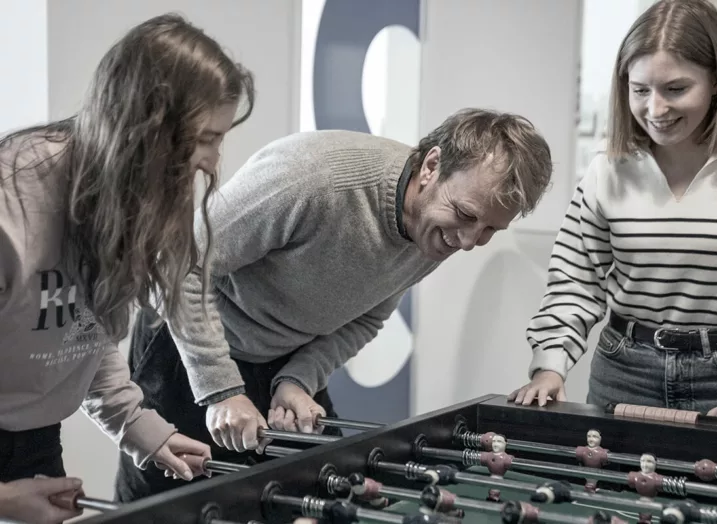Mitarbeiter der Webagentur Schalk & Friends bei kreativer Auszeit am Tischkicker