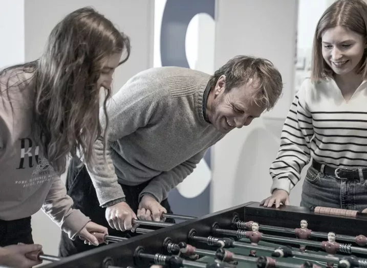 Mitarbeiter der Webagentur Schalk & Friends bei kreativer Auszeit am Tischkicker