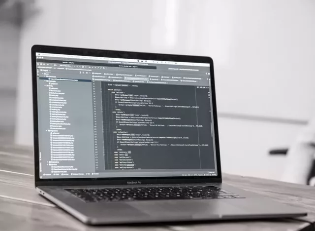 Ein Laptop auf dem Code eines Content Management Systems zu sehen is