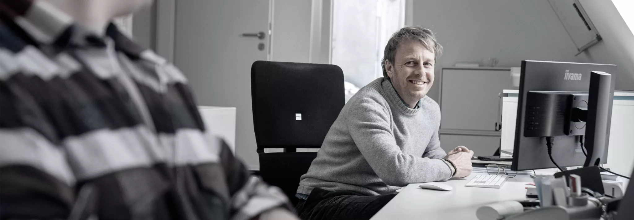 Mann am Arbeitsplatz bei der Entwicklung einer Corporate Website durch Agentur