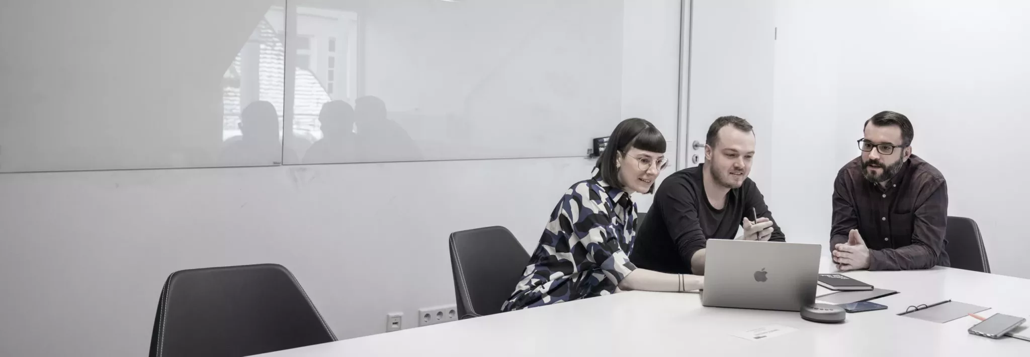 Drei Marketing-Spezialisten, die eine Markenstrategie entwickeln
