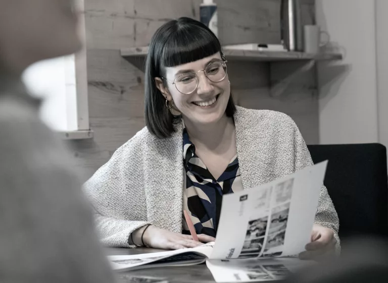 Frau feut sich über gelungene strategische Markenentwicklung durch die Agentur Schalk & Friends