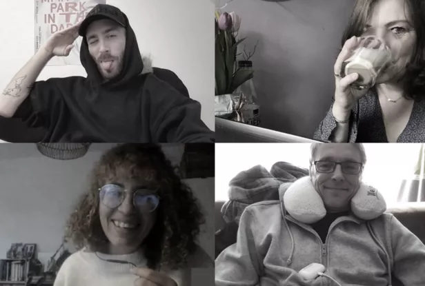 Vier Personen in einem Videoanruf, jeweils in einem separaten Bild. Oben links: Person streckt die Zunge heraus. Oben rechts: Person, die aus einem Glas trinkt. Unten links: Person, die lächelt. Unten rechts: Person mit Nackenkissen.