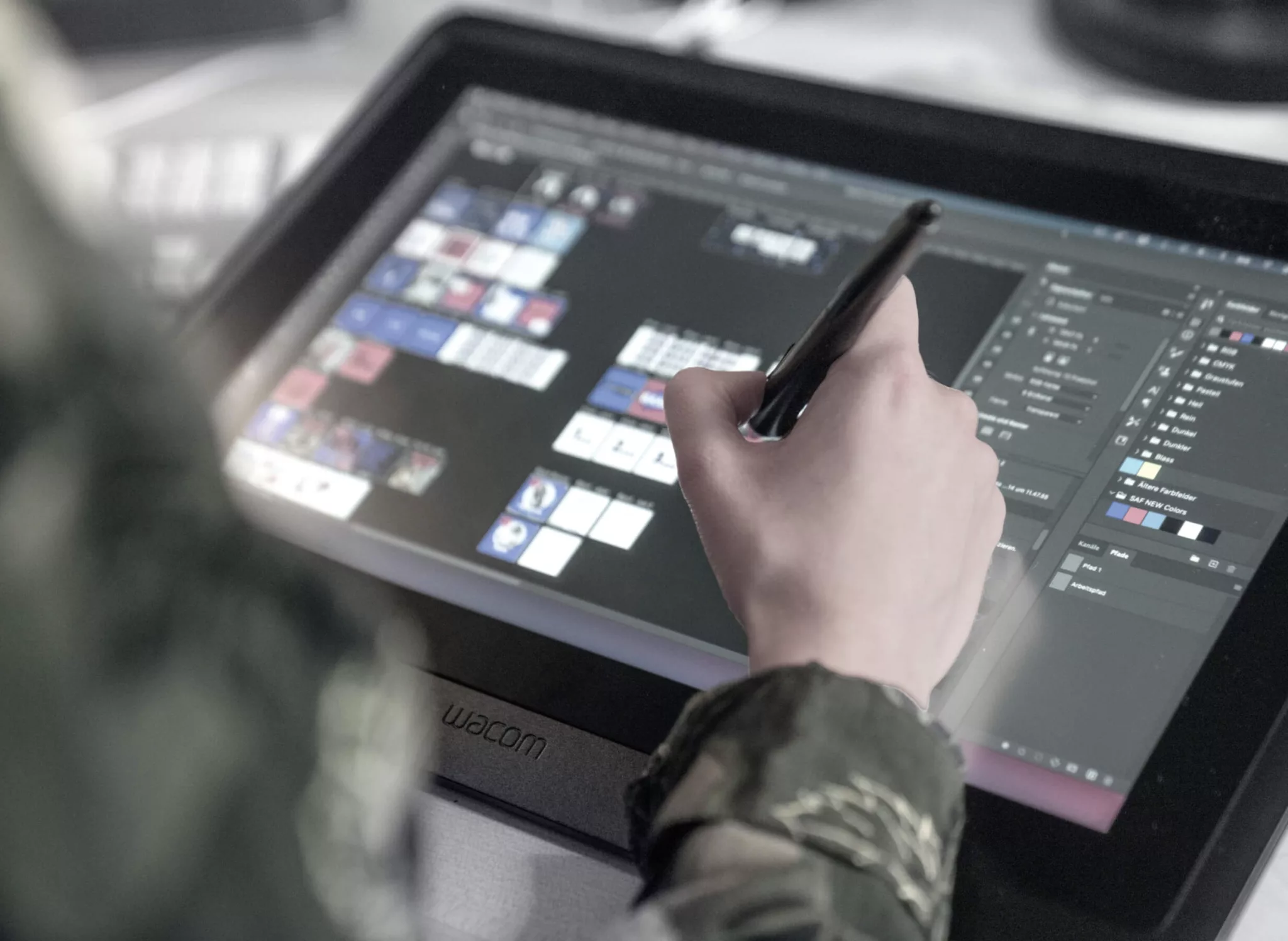 Die Hand einer Frau verwendet einen Stift auf einem Tablet, um Grafiken auf einer digitalen Kunst- oder Designsoftwareschnittstelle zu bearbeiten.