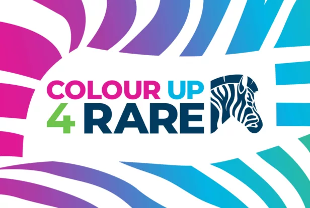 Der Titel der Kampagne "Colour up 4 Rare" als Schriftzug mit einem Zebrakopf, dem Kampagnenmotiv, umrahmt von bunten Zebrastreifen.