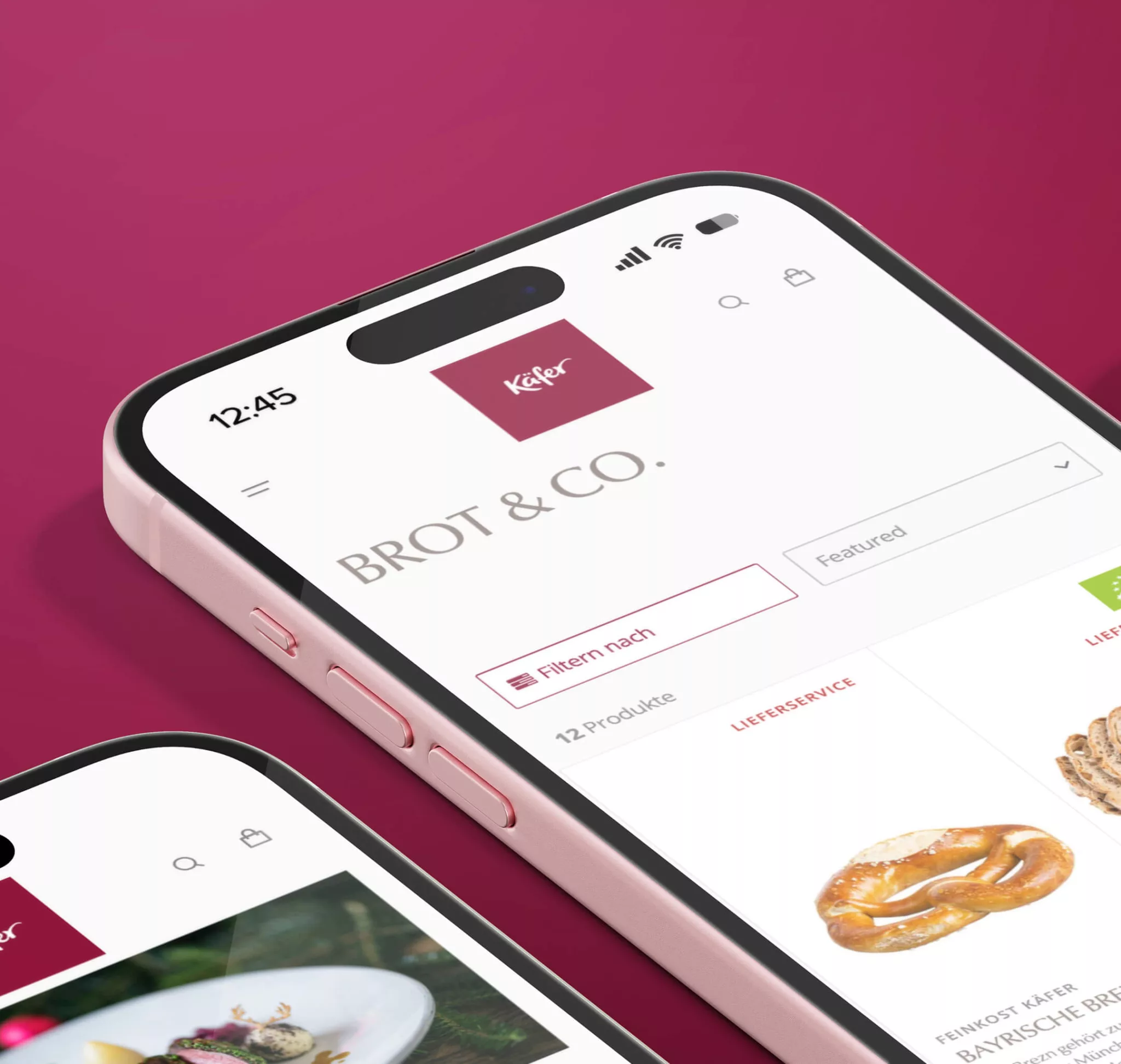 Nahaufnahme von zwei Smartphones. Auf einem ist die Feinkost Käfer Shop-Kategorie "Brot & Co" zu sehen mit zugehörigen Produkten und einer Filterfunktion.
