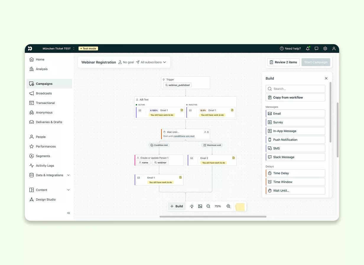 Screenshot des Customer.io Workflow-Builders für eine Webinar-Registrierung mit einem Flussdiagramm, Menüoptionen auf der linken Seite und Erstellungswerkzeugen auf der rechten Seite.