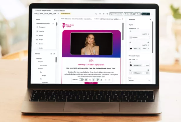 Auf einem Laptop wird ein Customer.io-E-Mail-Editor vom München Ticket Newsletter mit einer Werbebotschaft für ein Konzert der Künstlerin Lea angezeigt, die ihr Foto und Veranstaltungsdetails enthält.