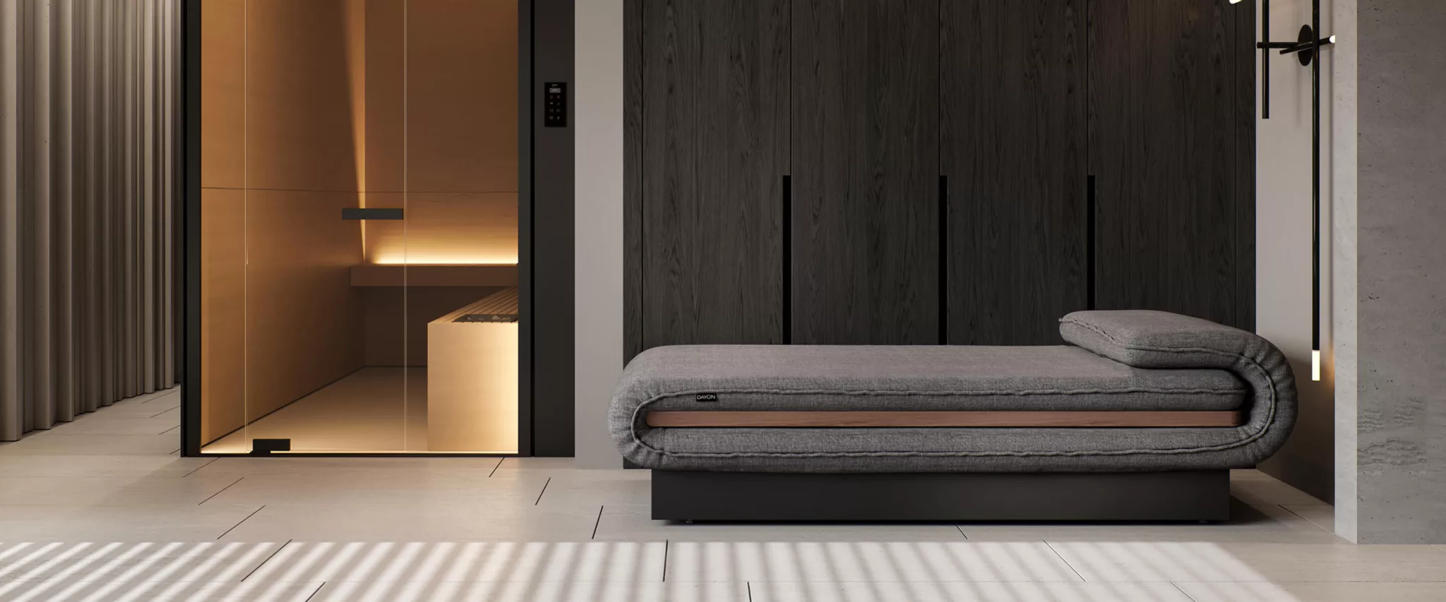 Minimalistisches Zimmer mit einem Hydromassage-Bett von wellsystem vor einer dunklen holzgetäfelten Wand und einer Glastür, die zu einer modernen, warm beleuchteten Sauna führt.