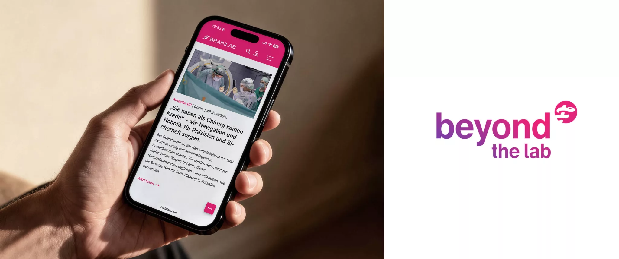 Eine Hand hält ein Smartphone, auf dem ein Artikel angezeigt wird. Daneben steht in violetter und rosa Schrift der Schriftzug „beyond the lab“.