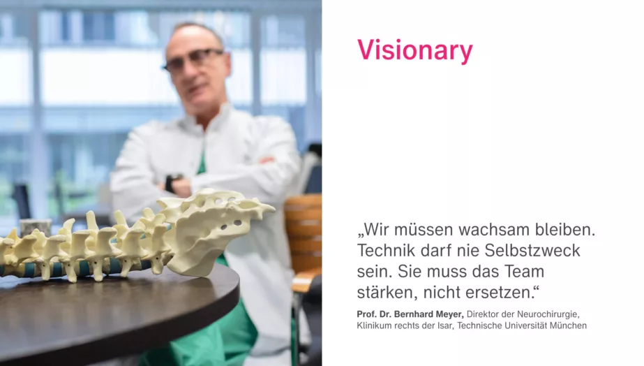 Die Perspektive des Visionary: Ein Arzt in einem weißen Kittel sitzt mit verschränkten Armen hinter einem Modell einer menschlichen Wirbelsäule. Auf der rechten Seite des Bildes sind ein deutscher Text über die Wichtigkeit von Technik.